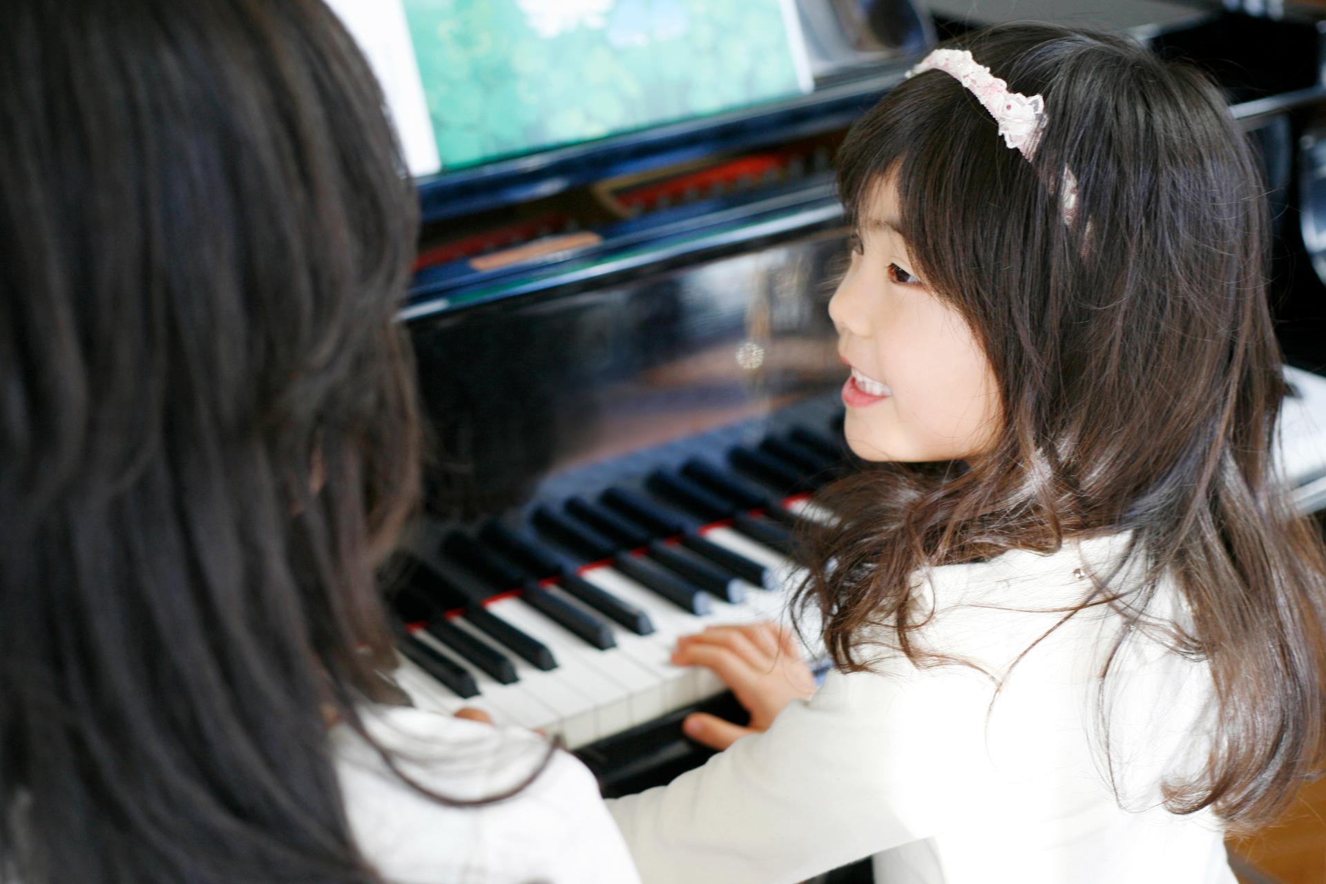 ピアノを演奏する子ども